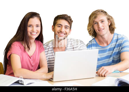 Zusammengesetztes Bild von College-Studenten mit Laptop in der Bibliothek Stockfoto