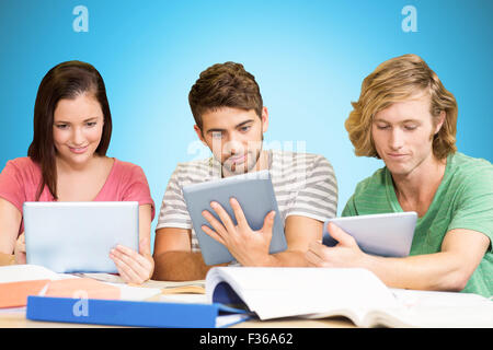 Zusammengesetztes Bild von College-Studenten mit digitalen Tabletten in Bibliothek Stockfoto