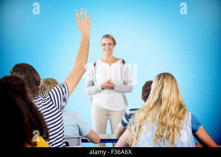 Zusammengesetztes Bild des Schülers Erhöhung Hand im Klassenzimmer Stockfoto