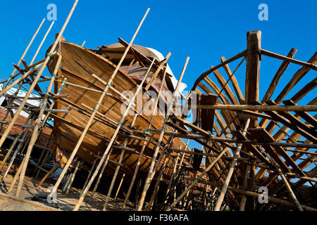 Traditionelle hölzerne Fischerboote sind zu sehen in einer handwerklichen Werft am Strand von Manta, Ecuador gebaut. Stockfoto