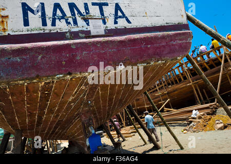 Das Heck eines traditionellen hölzernen Fischereifahrzeugs wird gesehen in einer handwerklichen Werft in Manta, Ecuador repariert wird. Stockfoto