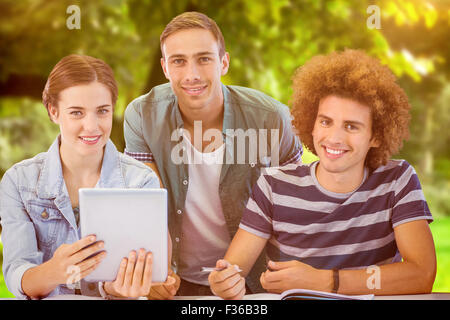 Zusammengesetztes Bild der Mode-Studenten mit tablet Stockfoto