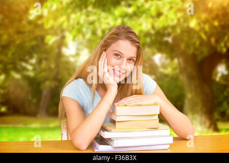 Zusammengesetztes Bild des Porträts von Studentin in der Bibliothek Stockfoto