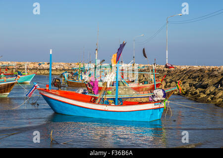 Angelboote/Fischerboote vor Anker in Cha Am Thailand Stockfoto