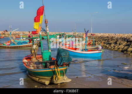 Angelboote/Fischerboote vor Anker in Cha Am Thailand Stockfoto