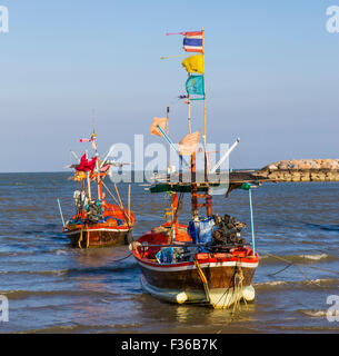 Angelboote/Fischerboote vor Anker in Cha Am Thailand Stockfoto