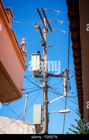 Strommast in einem Dorf auf der griechischen Insel Kreta. Stockfoto