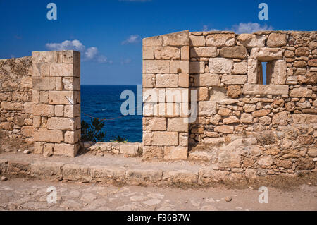 Eine Wand von der Fortezza in Rethymnon, Kreta mit Blick auf das Mittelmeer. Stockfoto