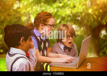 Zusammengesetztes Bild von Schülerinnen und Schülern mit laptop Stockfoto