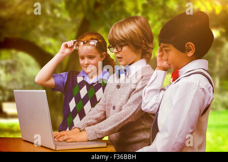 Zusammengesetztes Bild von Schülerinnen und Schülern mit laptop Stockfoto