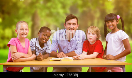 Zusammengesetztes Bild von Lehrer und Schüler lächelnd in die Kamera in Bibliothek Stockfoto