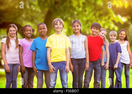 Zusammengesetztes Bild der happy Friends spielen im park Stockfoto