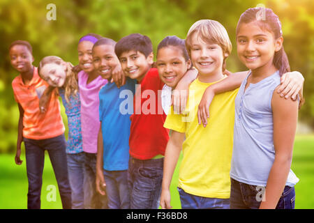 Zusammengesetztes Bild der happy Friends im park Stockfoto