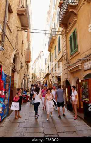 Straßenszene in Alghero, Sardinien Stockfoto