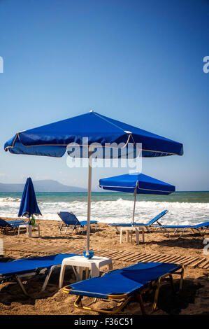 Leere Liegestühle am Strand auf Kreta in Rethymnon. Stockfoto