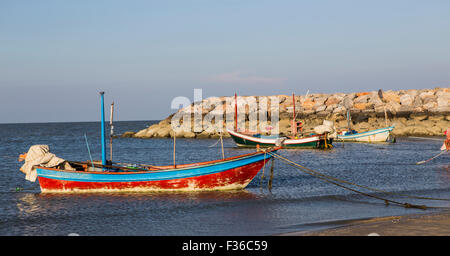 Angelboote/Fischerboote vor Anker in Cha Am Thailand Stockfoto