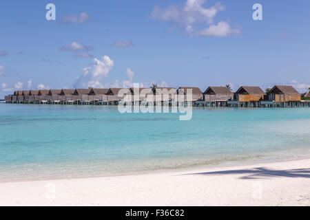 Meer-Bungalows auf das Niyama-Resort auf den Malediven mit einem blauen Himmel mit weißen Wolken Stockfoto