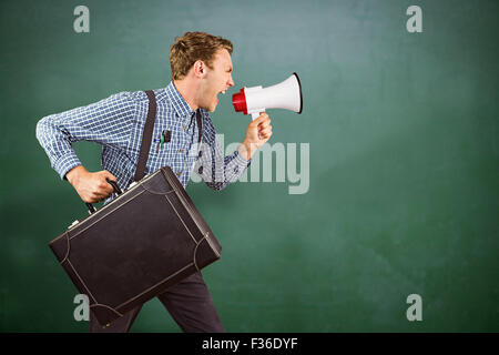 Zusammengesetztes Bild geeky Hipster über Megaphon schreien Stockfoto