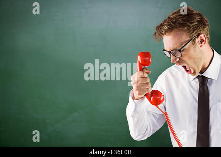 Zusammengesetztes Bild von wütenden geeky Geschäftsmann hält Telefon Stockfoto