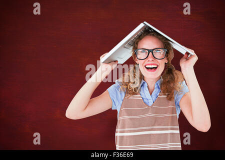 Zusammengesetztes Bild geeky Hipster Frau über den Kopf mit ihrem laptop Stockfoto