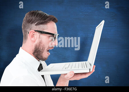 Zusammengesetztes Bild von geeky frustriert Geschäftsmann Blick auf seinem laptop Stockfoto