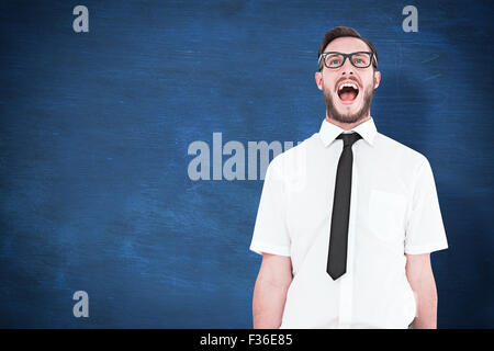 Zusammengesetztes Bild geeky jungen Geschäftsmann laut schreien Stockfoto