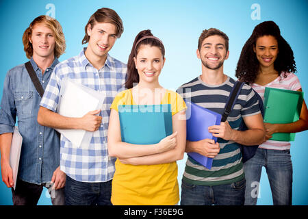 Zusammengesetztes Bild der Studierende, die Ordner in der Schule Stockfoto