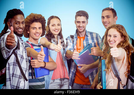 Zusammengesetztes Bild des Lächelns Gruppe von Studenten, die Daumen nach oben Stockfoto