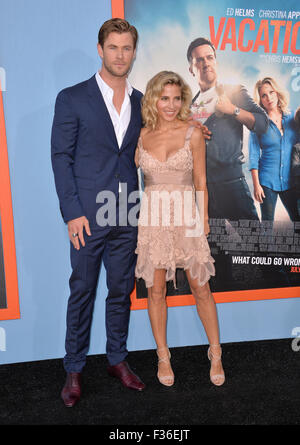 LOS ANGELES, CA - 27. Juli 2015: Chris Hemsworth & Frau Elsa Pataky bei der Premiere seines Films "Urlaub" am Regency Village Theatre in Westwood. Stockfoto