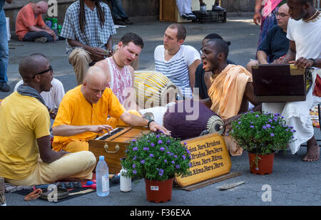 Anhänger der Hare-Krishna singt das Maha Mantra am Union Square in Lower Manhattan in New York City Stockfoto