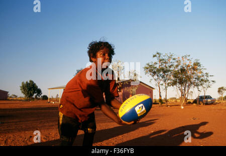 Junge Aboriginal jungen Fußball spielen, Yuelamu (Mount Allan) im Northern Territory, Australien Stockfoto