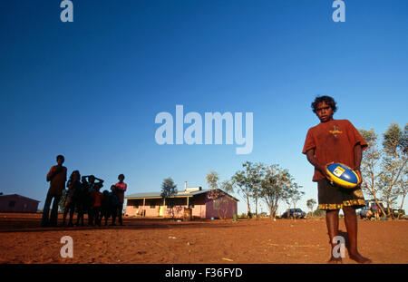 Junge Aboriginal jungen Fußball spielen, Yuelamu (Mount Allan) im Northern Territory, Australien Stockfoto