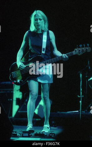 Kim Gordon von Sonic Youth, führt während der 1995 Lollapalooza Konzert am Deer Creek Music Center in Noblesville, Indiana. Stockfoto