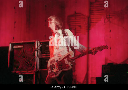 Thurston Moore von Sonic Youth führt während der 1995 Lollapalooza Konzert am Deer Creek Music Center in Noblesville, Indiana. Stockfoto