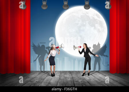 Geschäftsfrau steht auf der Bühne mit Vorhängen Stockfoto
