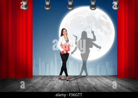 Geschäftsfrau steht auf der Bühne mit Vorhängen Stockfoto