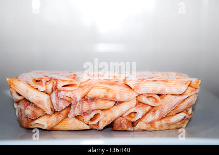 Gefrorene Nudeln Essen kochbereit Mikrowelle, noch in der Form des Kartons Stockfoto