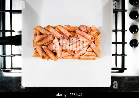 Gefrorene Nudeln Essen kochbereit Mikrowelle, noch in der Form des Kartons Stockfoto