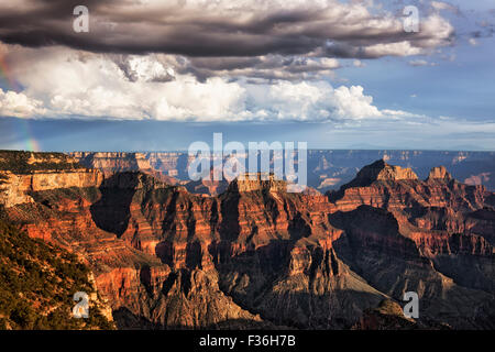 Vorbeifahrenden Duschen und Sonne bricht Erstellen dieser Regenbogen über den North Rim von Arizona Grand Canyon National Park. Stockfoto