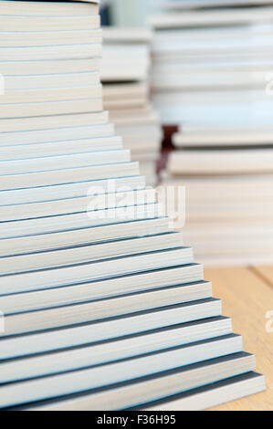 Große Haufen gestapelt Bücher Stockfoto