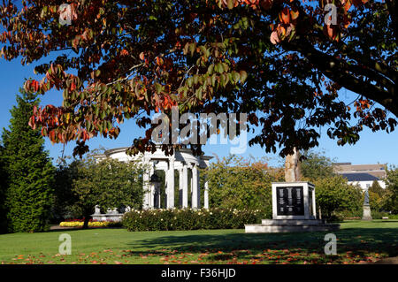 Herbst Farben und Wales National War Memorial, Alexandra Gardens, Cathays Park, Cardiff, Wales, UK. Stockfoto