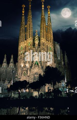 La Sagrada Familia-Kathedrale von Gaudi entworfen, in der Nacht. Barcelona, Spanien Stockfoto