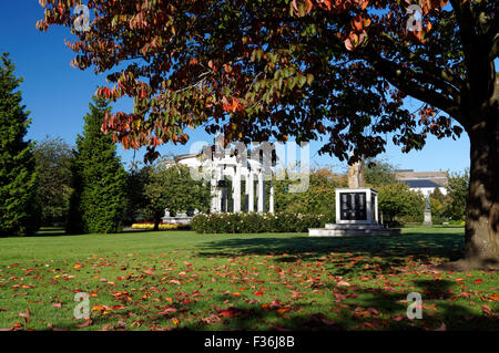 Herbst Farben und Wales National War Memorial, Alexandra Gardens, Cathays Park, Cardiff, Wales, UK. Stockfoto