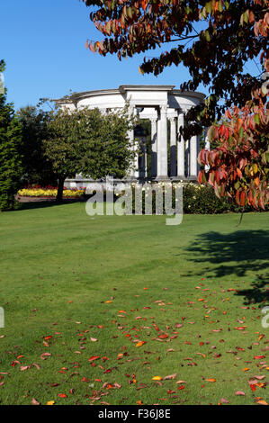 Herbst Farben und Wales National War Memorial, Alexandra Gardens, Cathays Park, Cardiff, Wales, UK. Stockfoto