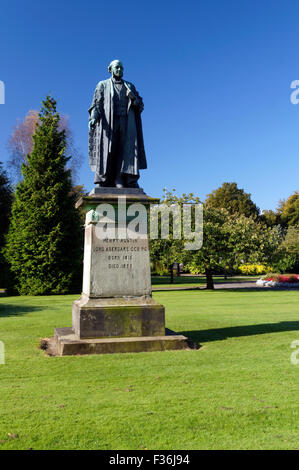 Statue von Henry Austin Herrn Aberdare von Herbert Hampton, Alexandra Gärten, Cathays Park, Cardiff, Südwales, UK Stockfoto