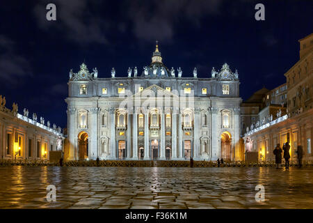 Der Petersplatz mit der Basilika und dem Vatikan im Hintergrund. Foto aufgenommen am Abend mit neuen Neonröhren von gemacht Stockfoto