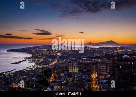 Eine Nacht-Blick auf die Stadt von Neapel, Italien. Auf der linken Seite sehen Sie den Yachthafen und die Hügel von Posillipo. Im Hintergrund Kap Stockfoto