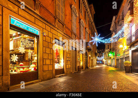 Fußgängerzone und Geschäfte in der Altstadt beleuchtet für Weihnachten und Silvester feiern. Stockfoto