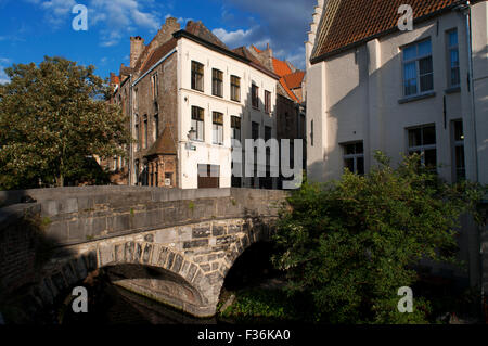 Brücke über einen der Kanäle in Brügge, Belgien. Sehenswürdigkeiten in Brügge sind die mehr als 50 Brücken, die die Kanäle überspannen Stockfoto