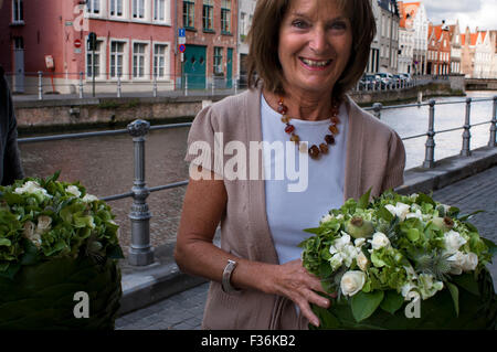 Menschen in Brügge liebt die Blumen. Auf dem Bild ein Floristen zeigen einen schönen Blumenstrauß. Brügge; Menschen; Frau; Liebe; Blüten; Blumengeschäft Stockfoto